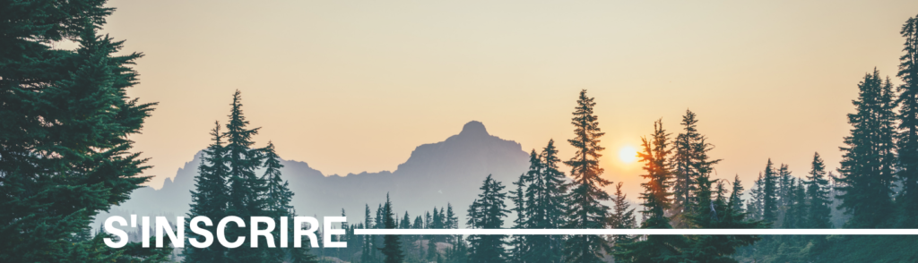Au-dessus du titre « S'inscrire », le soleil se couche à travers des montagnes et les arbres d'une forêt