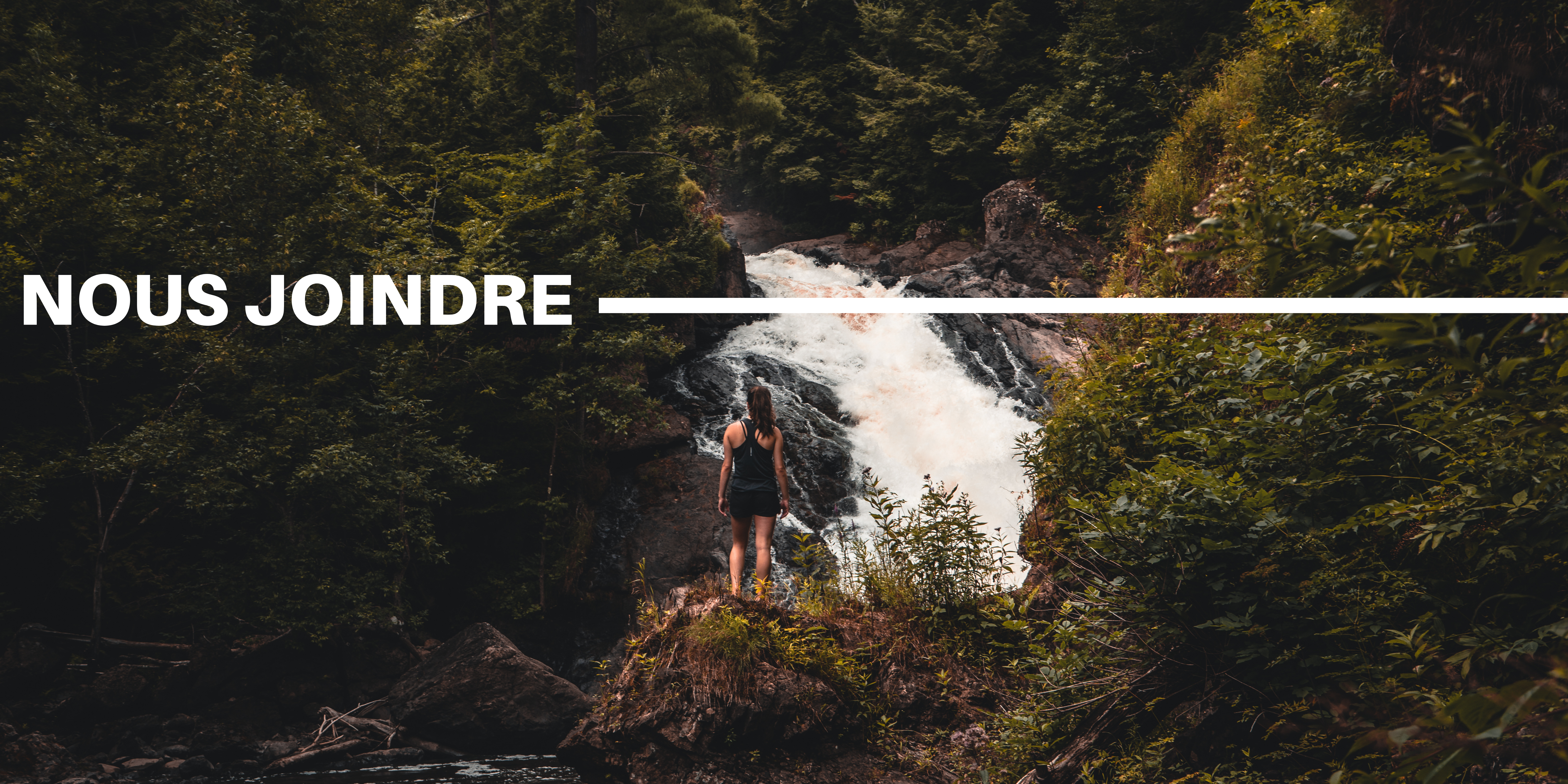 En dessous du titre « Nous joindre », la silhouette d'une femme regarde une chute d'eau située dans une forêt